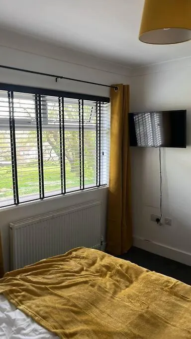 3-Bedroom Home - Tv In Every Room - Free Parking - Ideally Located In Swansea